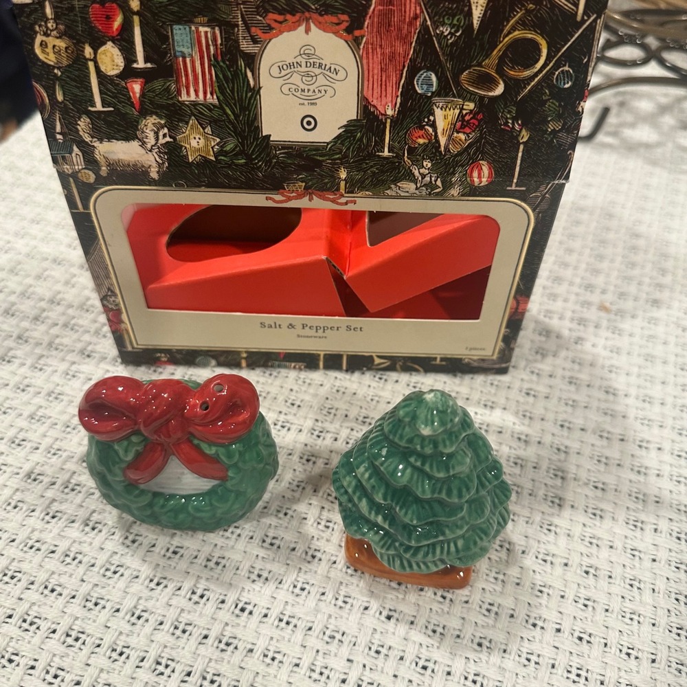 John Derian Salt & Pepper Set Shakers Green Red Christmas Wreath Tree Holiday - Picture 6 of 6
